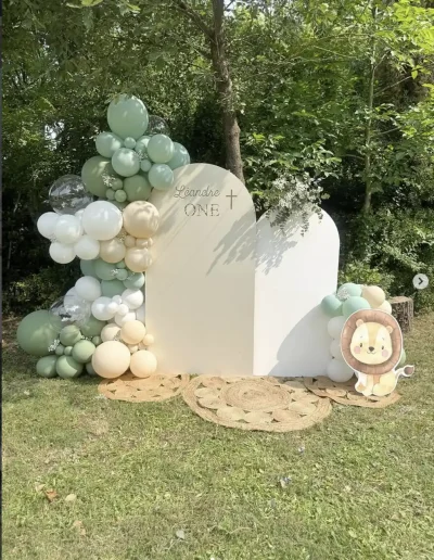 Décoration de baptême pour garçon avec arche de ballons